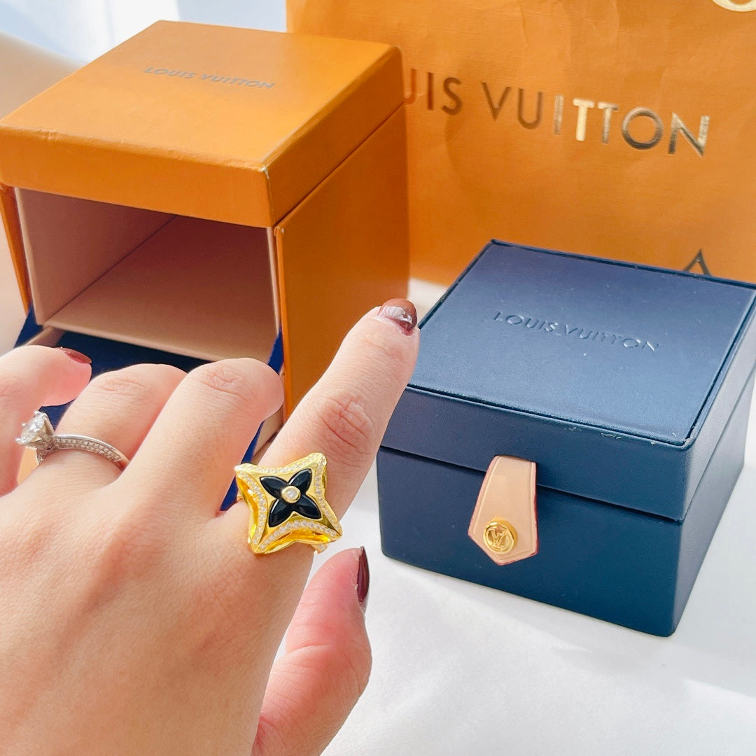 18K Louis Vuitton Ever Blossom Ring